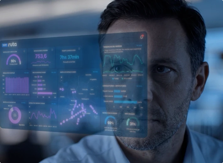 Tablero de YPF RUTA Data Experience proyectado sobre una pantalla, con los indicadores de la flota en tiempo real