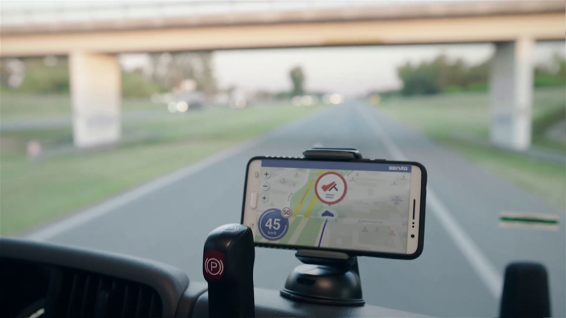 Dispositivo móvil mostrando ubicación en tiempo real de un vehículo